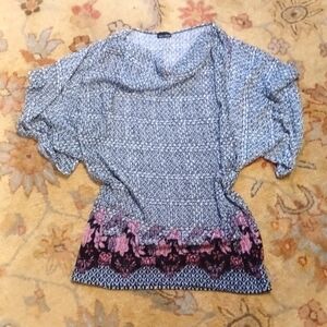 🙋Zenobia S M-L blouse, stretchy, full ruching thruout blouse with floral design